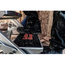 Стъпало на стълба Малкия Гигант® с нехлъзгаща се повърхност и работен ботуш, показващо безопасност и стабилност.