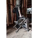 Човек държи стълба SAFETY STEP МАЛКИЯ ГИГАНТ® в строителен обект, демонстрирайки удобството на стълбата.