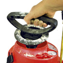 Детайл на пръскачка MESTO FERROX PLUS 6 с ръка върху капака и повърхност с прах.