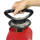 Ръка държи дръжка на пръскачка за масло MESTO PROFI PLUS, показваща капак и плоска дюза.