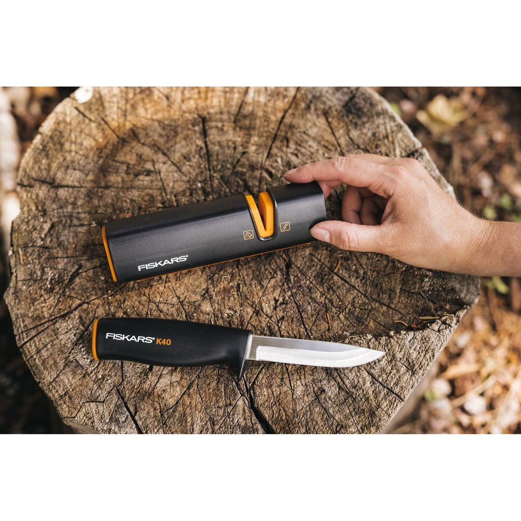 Подаръчен сет Fiskars: брадва за къмпинг X5, универсален нож K40 и точило XSharp™ - Nika.bg