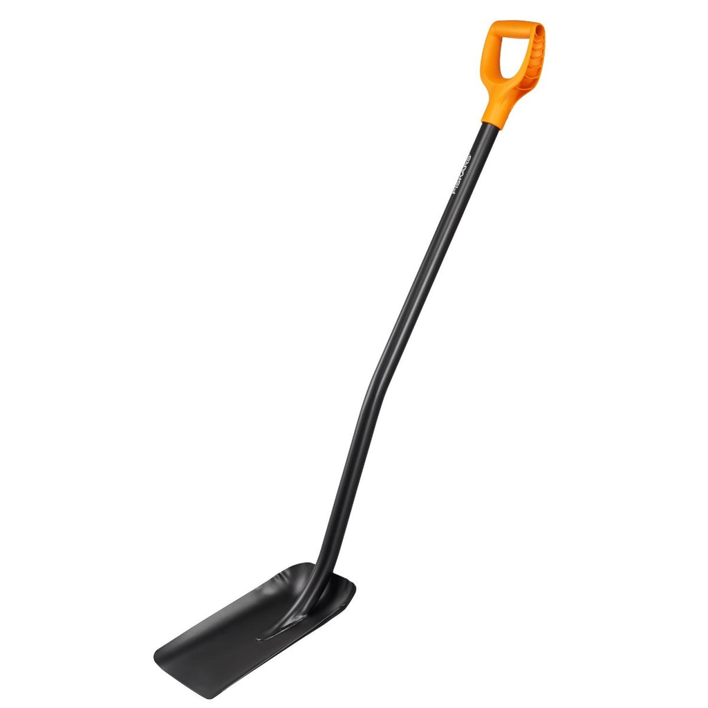 Лопата за насипни материали Fiskars Solid™ с дълга стоманена дръжка, широка черна глава и оранжева D-образна ръкохватка