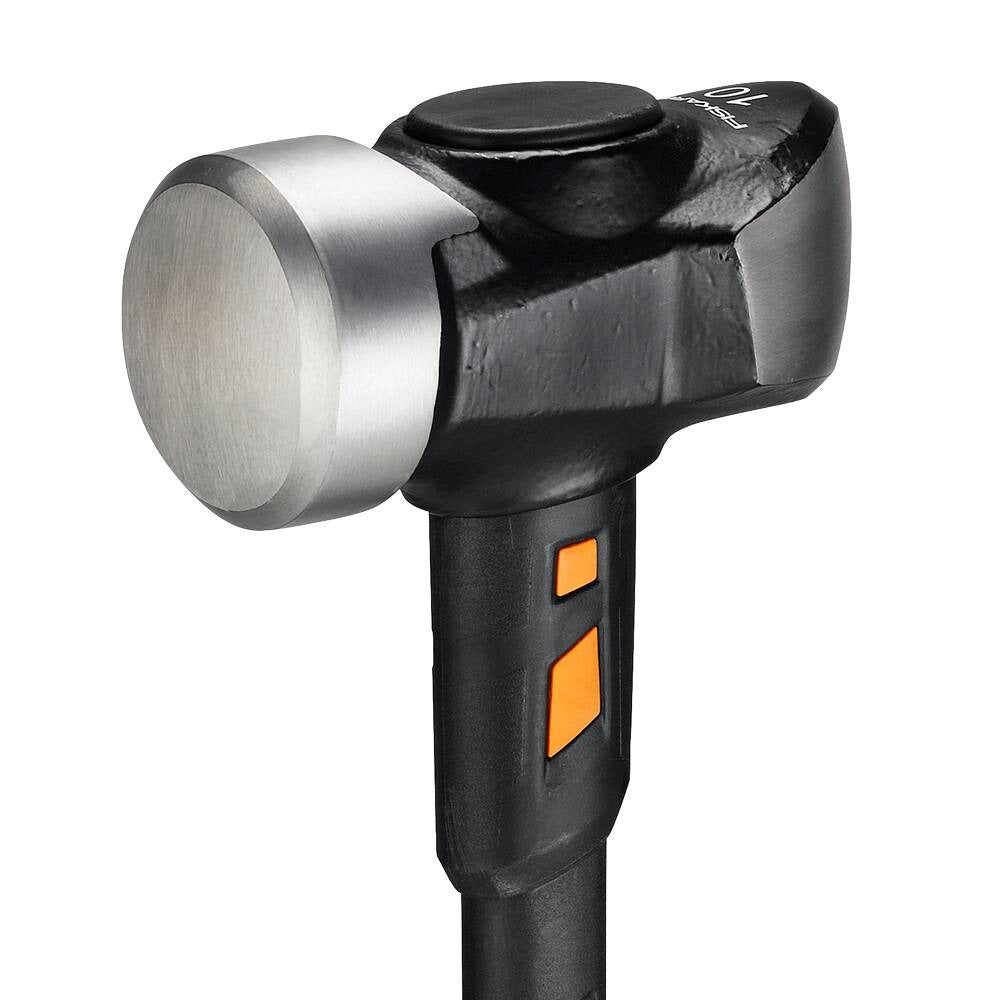 Чук за разбиване и къртене Fiskars IsoCore™ 5.76 kg размер XL — близък план на закалена клиновидна глава и дръжка с IsoCore™ амортизация