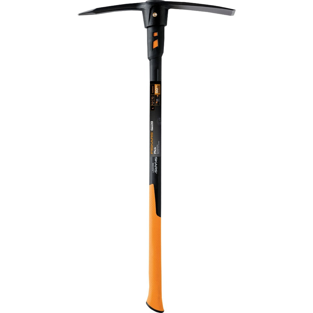 Кирка Fiskars Pro IsoCore™, размер L с патентована IsoCore система и оранжева дръжка за намаляване на вибрациите при копаене