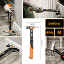 Универсален чук Fiskars IsoCore™, размер M в действие - чук с IsoCore™ система, SoftGrip™ дръжка и 454g за довършителни ремонтни работи