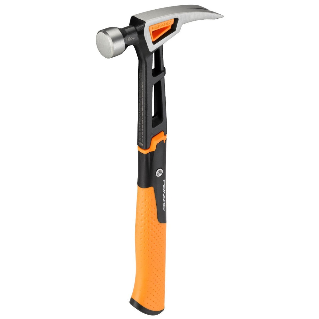Alt Tag: Универсален чук Fiskars IsoCore™, размер M с оранжева дръжка и система IsoCore™ за намаляване на вибрациите