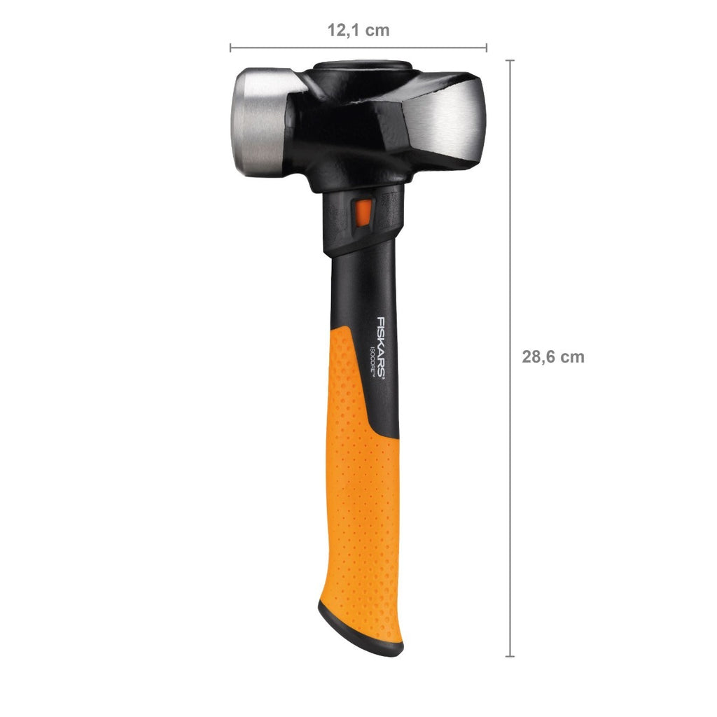 Alt Tag: Строителен чук Fiskars IsoCore™ размер M, двуостър корпус и оранжева дръжка с мерки 28,6x12,1 см