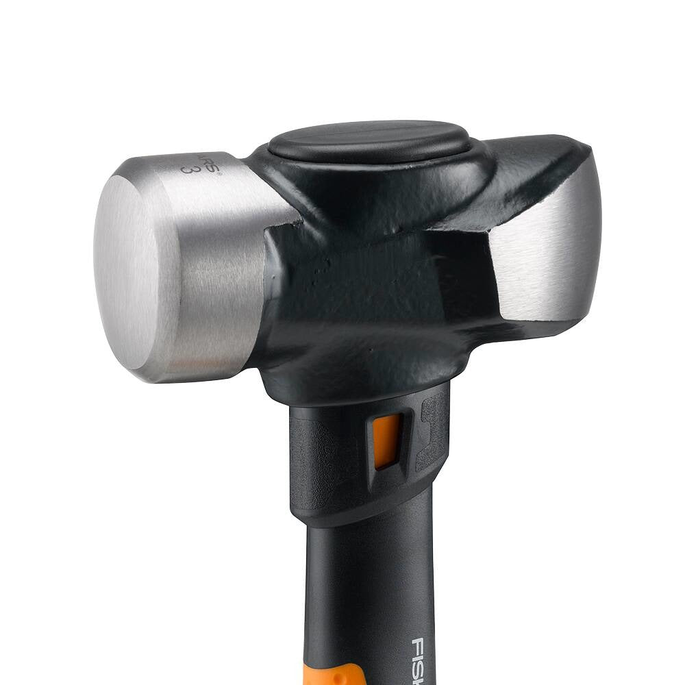 Alt Tag: Строителен чук Fiskars IsoCore™ размер M - глава от стомана с IsoCore™ амортизация и удобна едноръчна дръжка