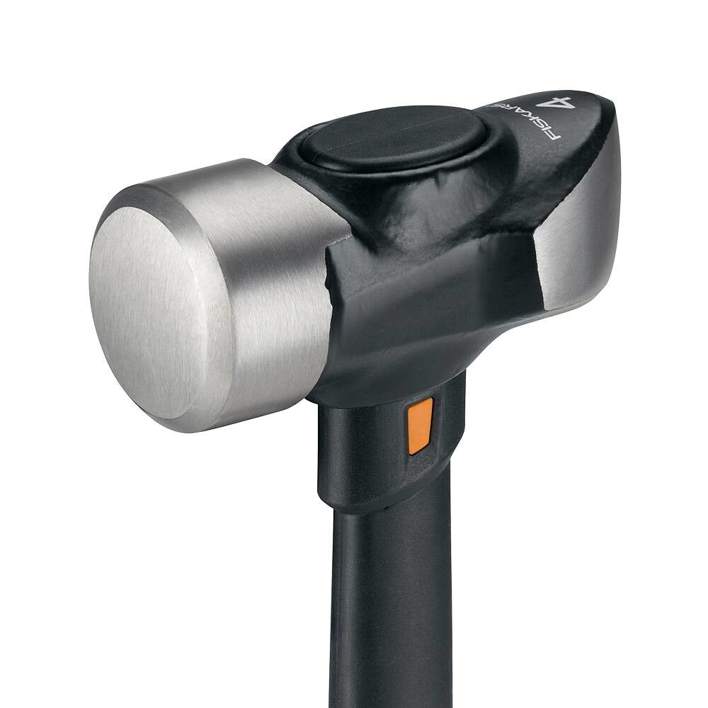 Alt Tag: Строителен чук Fiskars IsoCore™ размер L с кована глава и IsoCore™ система за намаляване на вибрациите