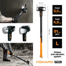 Чук за разбиване и къртене Fiskars IsoCore™ 4.76 kg размер L с антивибрационна дръжка и клиновидна закалена глава, показан в употреба и технически размери