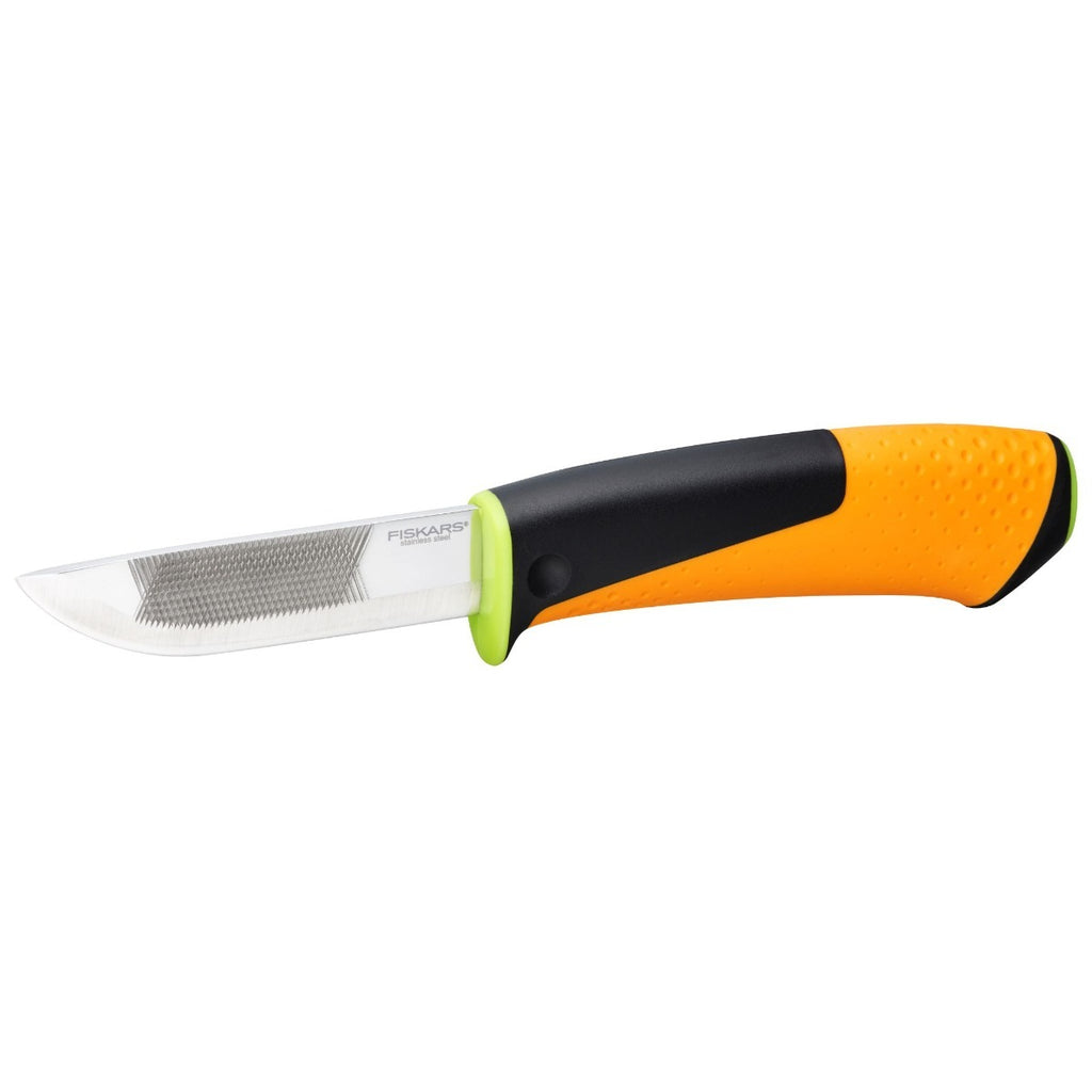 Нож с пила и вградено точило в канията Fiskars с ергономична оранжево-черна дръжка и вградено точило в канията