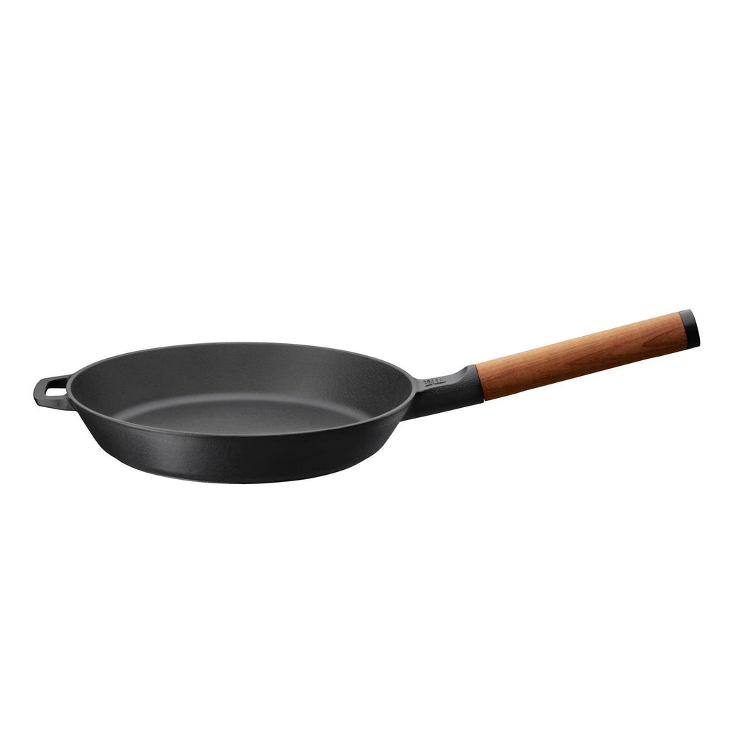 Alt Tag: Чугунен тиган Fiskars Norden 26 см – емайлиран с Thermium™ покритие, незалепващ и устойчив тиган с дървена дръжка