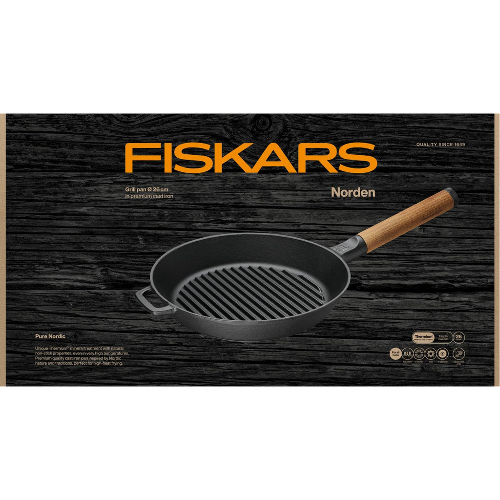 Чугунен грил тиган Fiskars Norden 26 см с емайлирано Thermium покритие и дървена дръжка, подходящ за високи температури