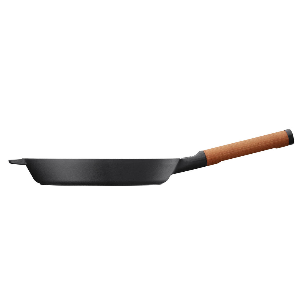 Alt Tag: Чугунен тиган Fiskars Norden, 28 см. с минерално Thermium™ покритие и дървена дръжка, емайлиран, незалепващ
