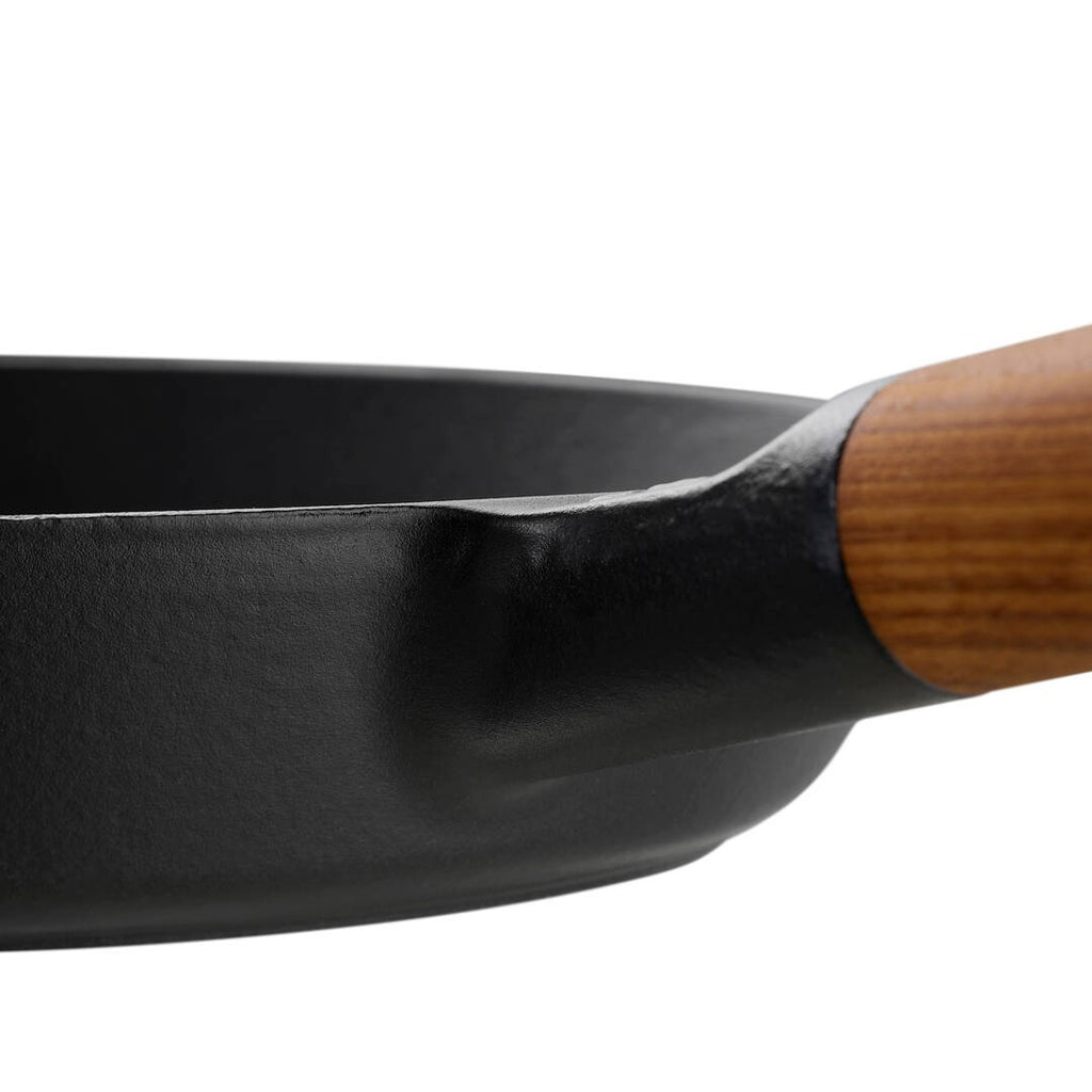 Чугунен грил тиган Fiskars Norden 26 см с емайлирано покритие Thermium™ и дървена дръжка, близък план на ръба и дръжката
