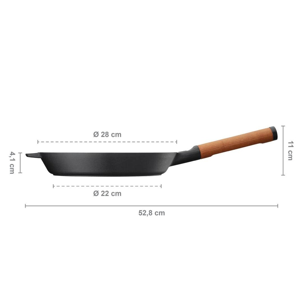Чугунен тиган Fiskars Norden, 28 см. – профил с дървена дръжка и размери Ø28 cm, Ø22 cm, височина 4.1 cm, дължина 52.8 cm