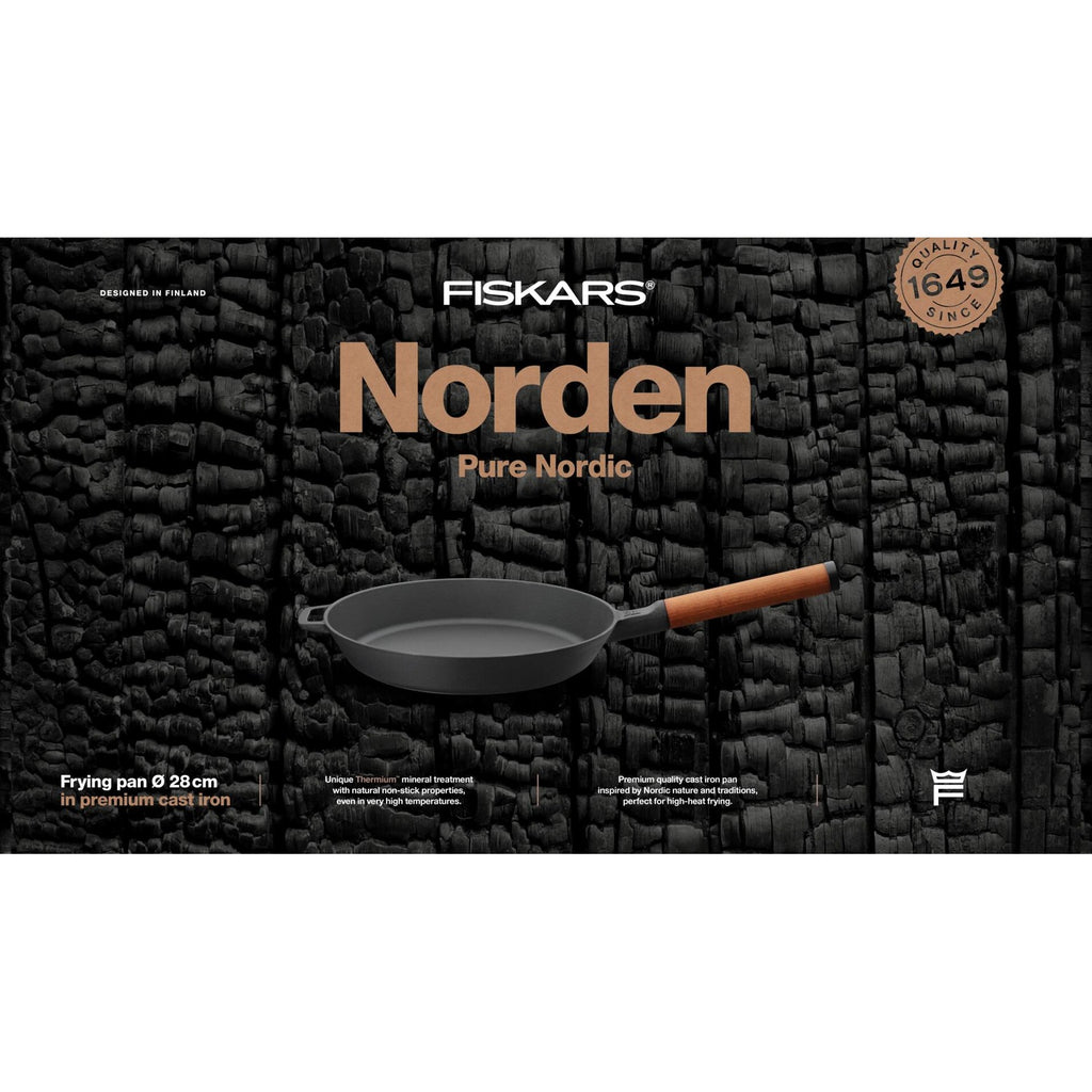 Чугунен тиган Fiskars Norden, 28 см с дървена дръжка на тъмен егдан фон, емайлирана повърхност Thermium™