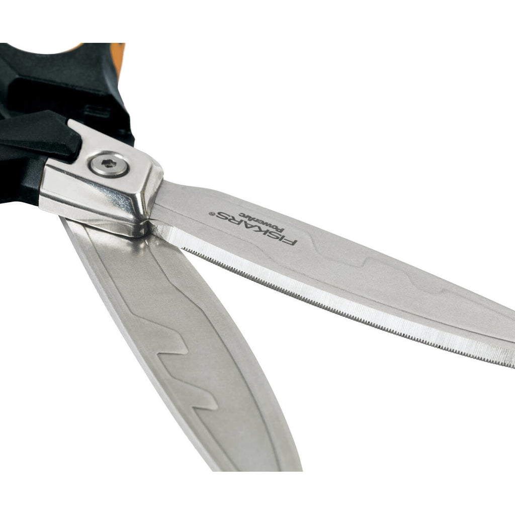 Професионална ножица за изолационни материали с подсилен механизъм Fiskars PRO PowerArc, 21 см - детайл на извити назъбени остриета от неръждаема стомана