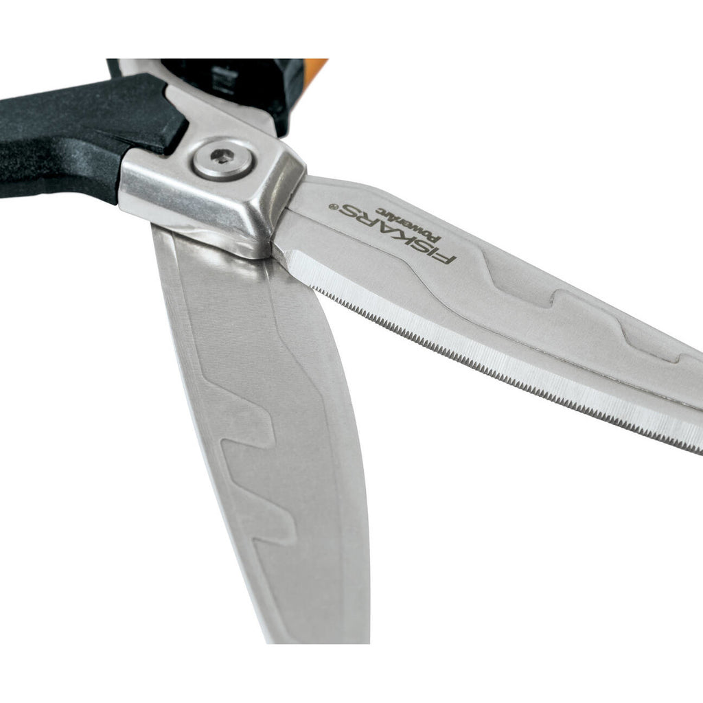 Професионална ножица за изолационни материали с подсилен механизъм Fiskars PRO PowerArc, 26 см - близък план на издръжливи извити остриета и захват