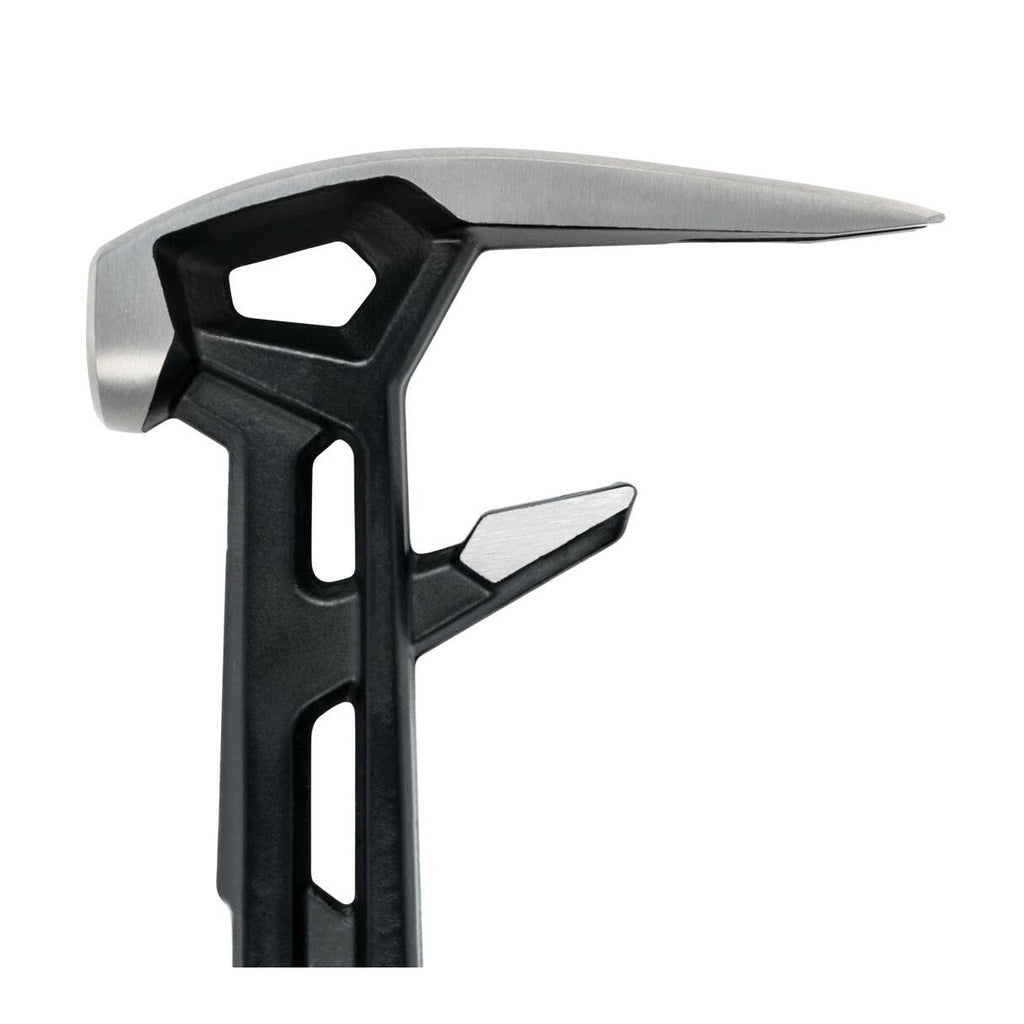Alt Tag: Чук за разбиване и къртене Fiskars IsoCore™ 2.61 kg размер L с IsoCore™ дръжка и текстуриран захват, близък план на главата и уше