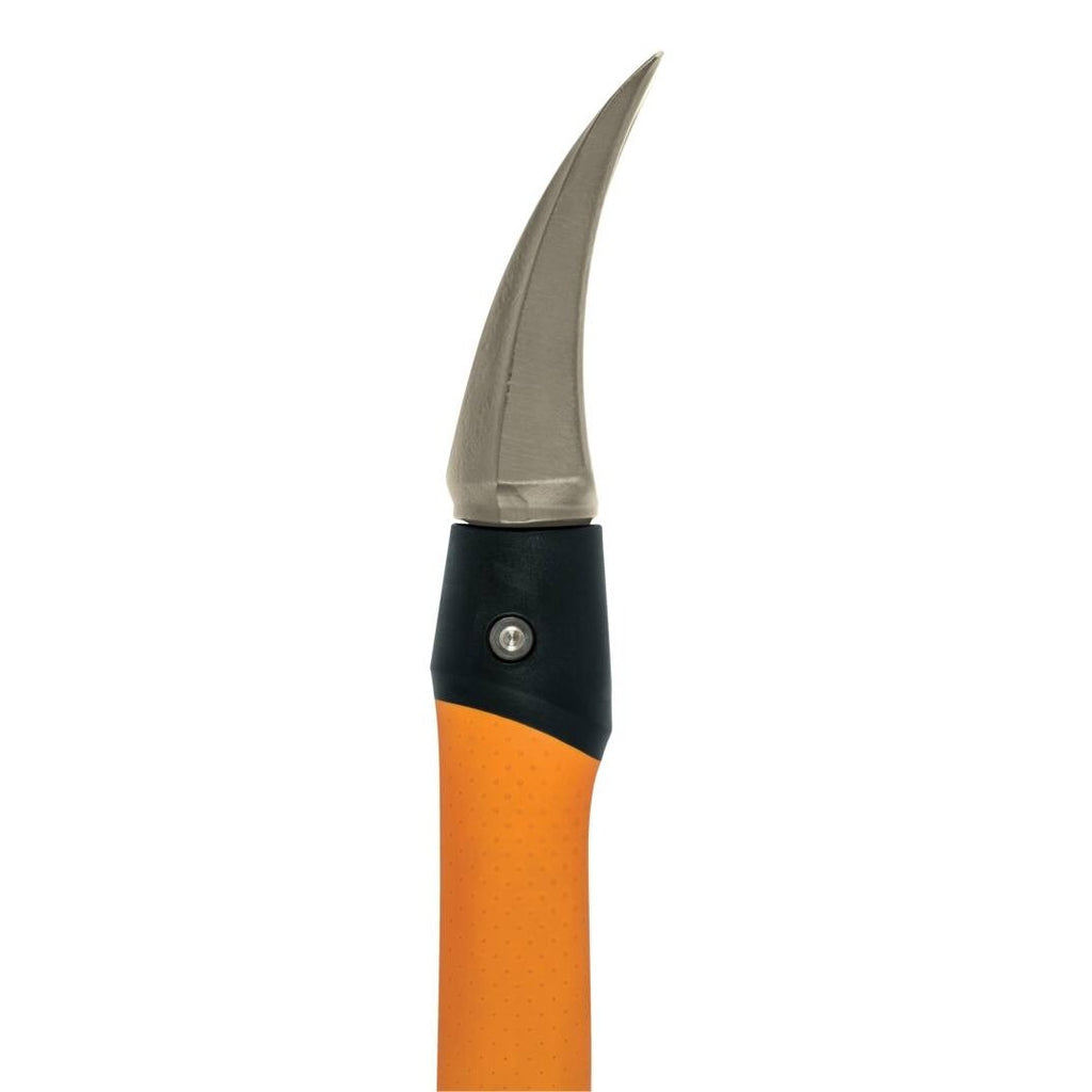Alt Tag: Чук за разбиване и къртене Fiskars IsoCore™ 2.61 kg размер L – близък детайл на оранжева дръжка и извито острие