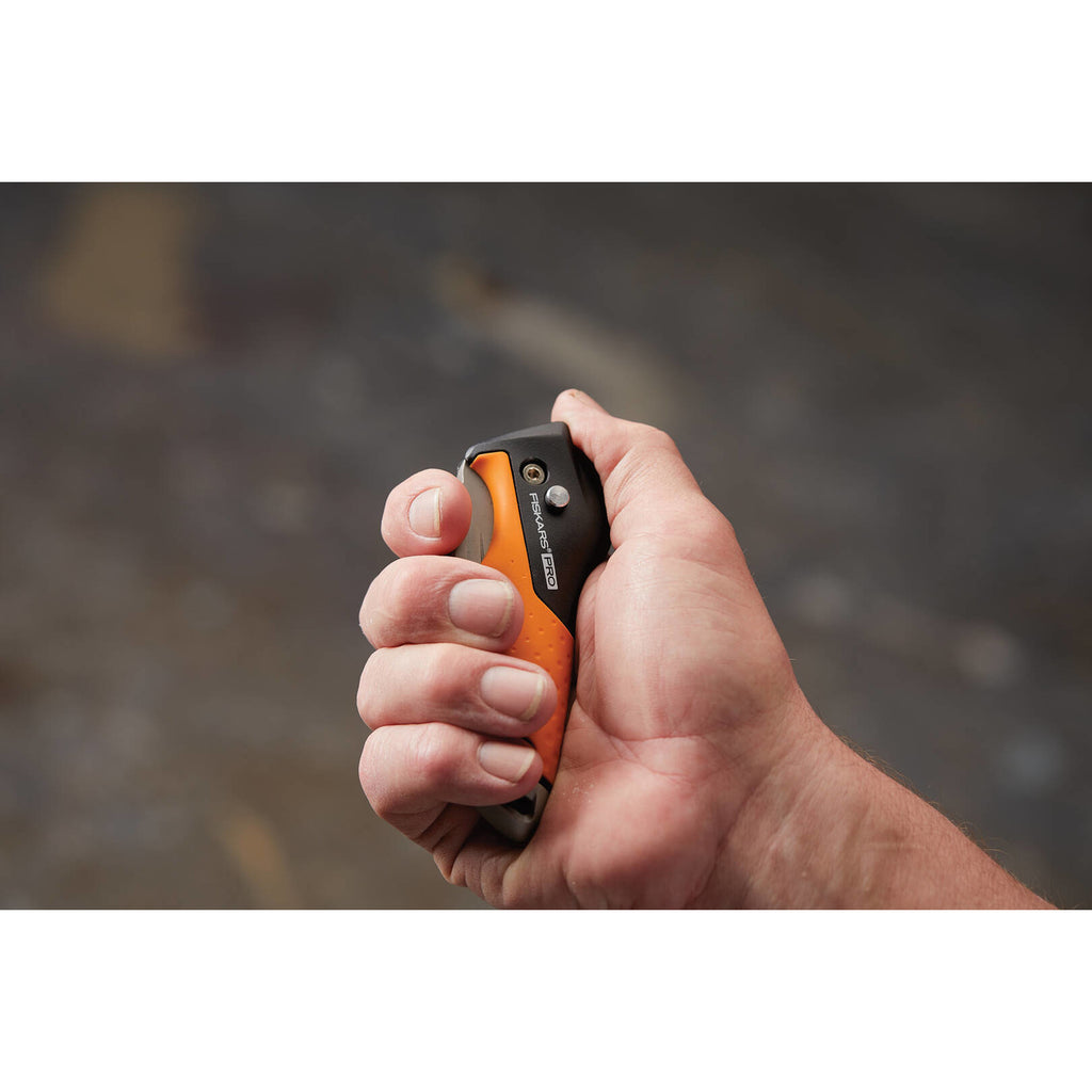Сгъваем макетен нож Fiskars Pro CarbonMax™ 1027224 в ръка, компактен корпус и двойно заключване