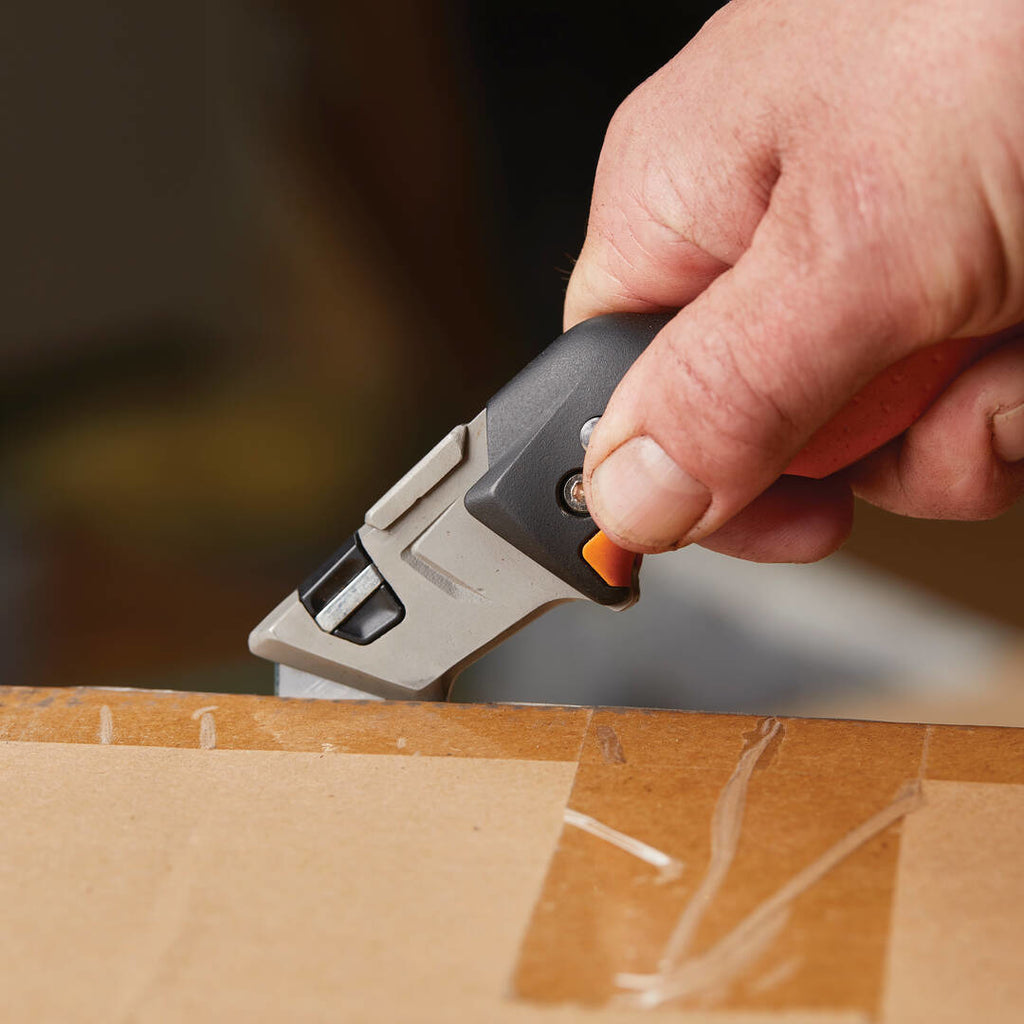 Сгъваем макетен нож Fiskars Pro CarbonMax™ 1027224 рязане на картон със защитно двойно заключване, здрав стоманен корпус и компактно съхранение