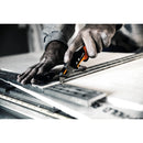 Сгъваем макетен нож Fiskars Pro CarbonMax™ 1027224 в употреба при рязане на материали, здрава стоманена конструкция и двойно заключване