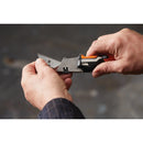 Сгъваем макетен нож Fiskars Pro CarbonMax™ 1027224 в ръка, демонстрация на механизма за смяна и двойно заключване