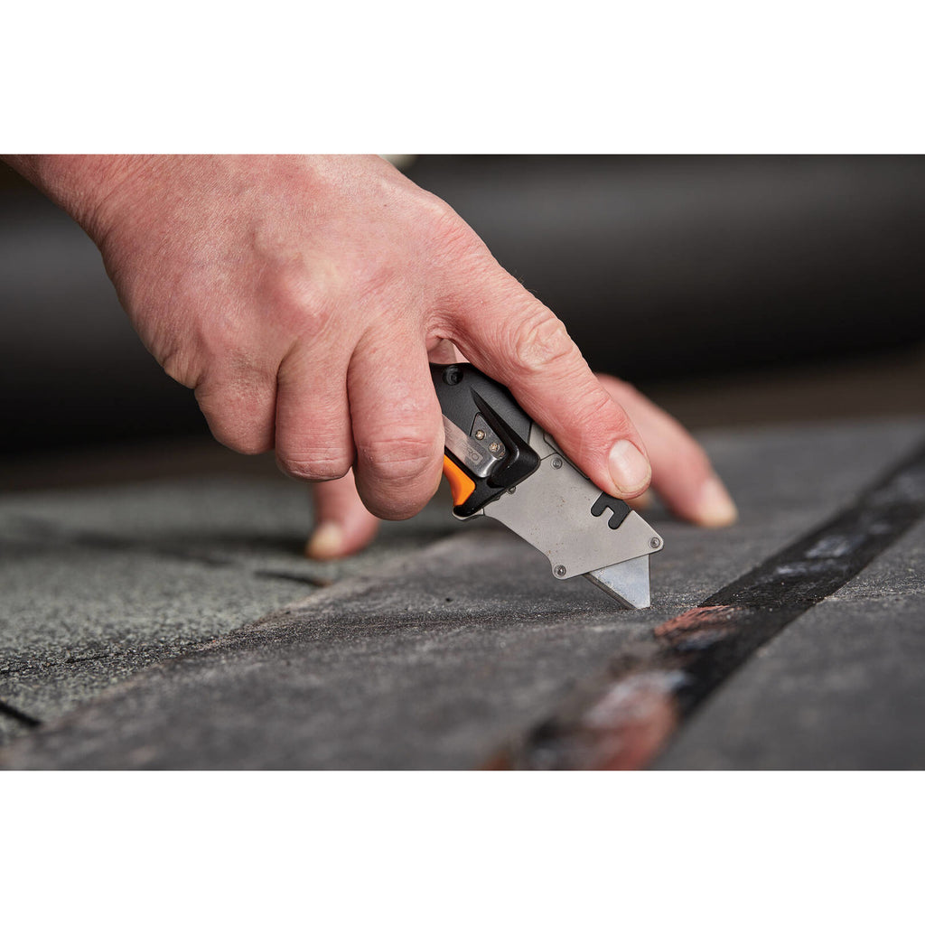 Сгъваем макетен нож Fiskars Pro CarbonMax™ 1027224 в действие при рязане и безопасно заключване със здрава стоманена конструкция