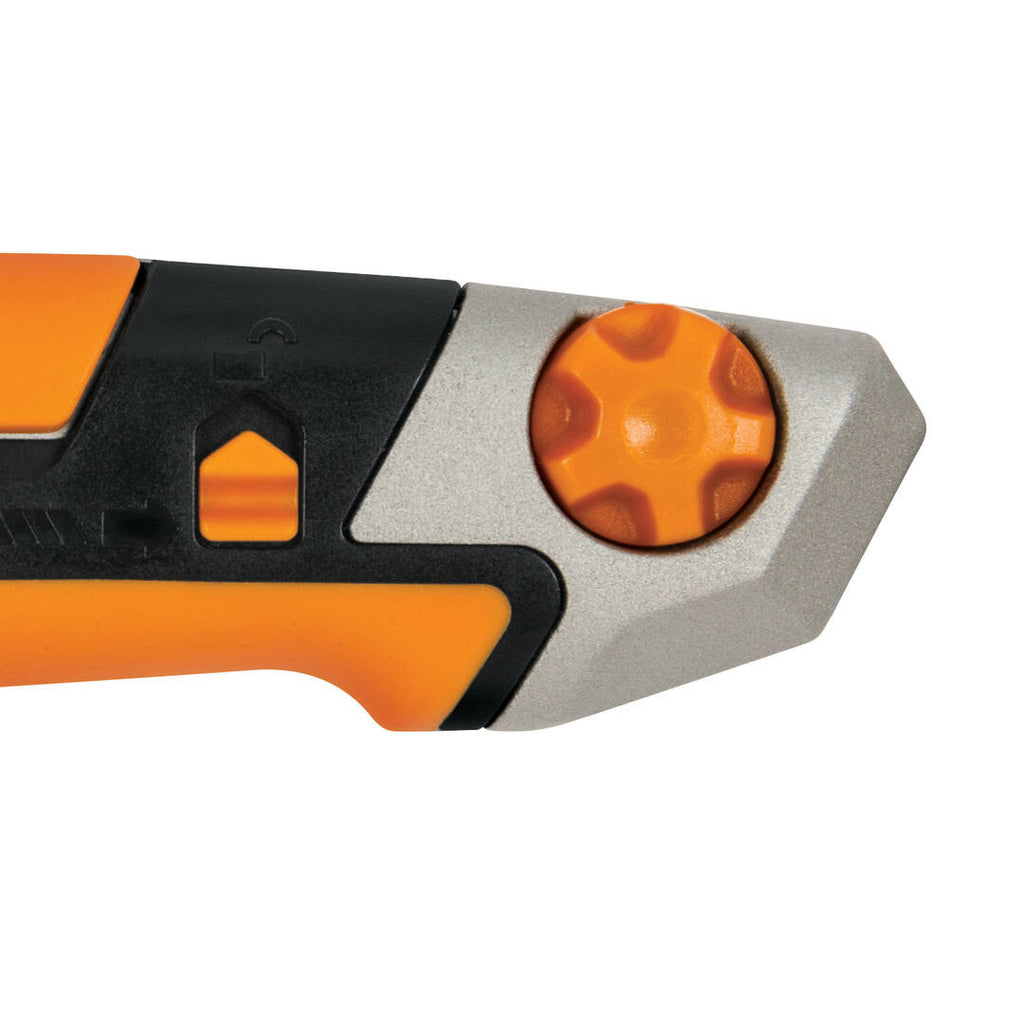 Универсален макетен нож CarbonMax™ 18 mm – близък план на оранжево-черна дръжка и метален корпус с бутон за смяна на острието