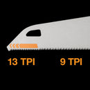 Трион Fiskars PRO PowerTooth (38 см, 9 TPI) – детайл на трион с тройно заточено острие и обозначение 13 TPI и 9 TPI
