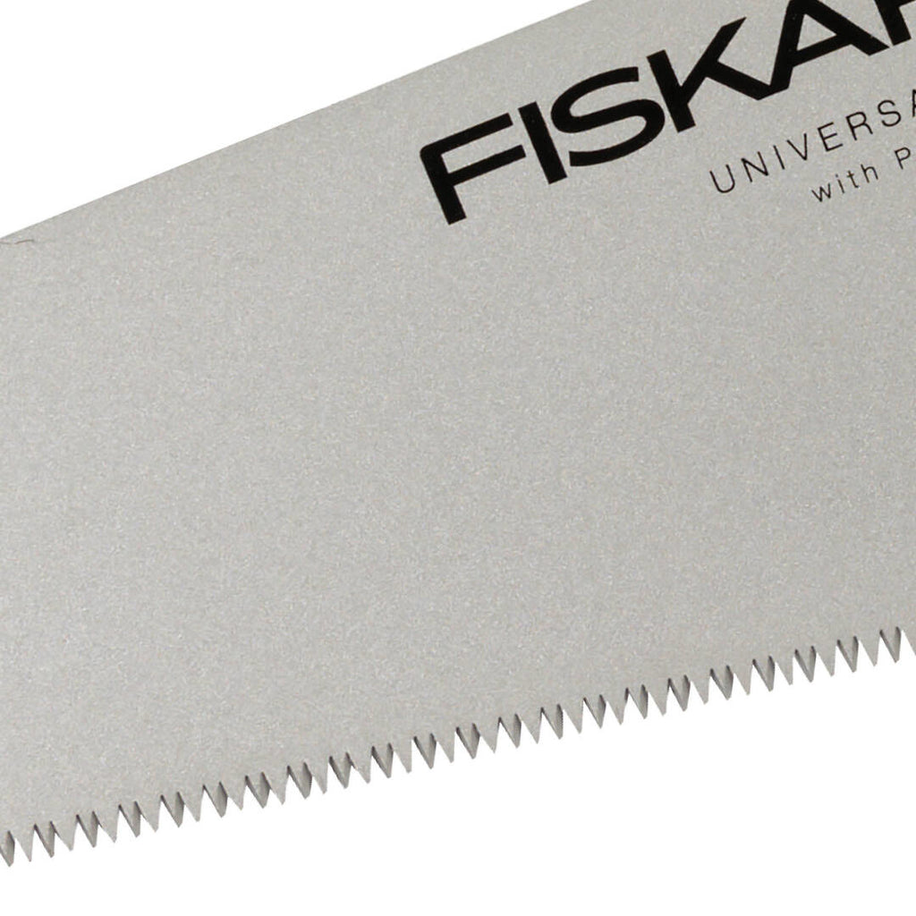 Трион Fiskars PRO PowerTooth (38 см, 9 TPI) – близък план на тройно заточено стоманено острие с индукционно закалени зъбци и покритие против ръжда