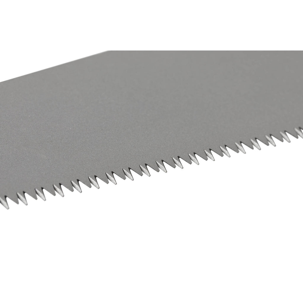 Alt Tag: Трион Fiskars PRO PowerTooth (38 см, 9 TPI) — детайл на троенозъбно индукционно закалено острие с покритие против ръжда