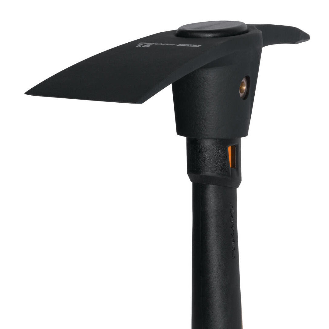Кирка Fiskars Pro IsoCore™, размер S - здрава черна кирка с IsoCore™ глава за разбиване на твърди и каменисти почви