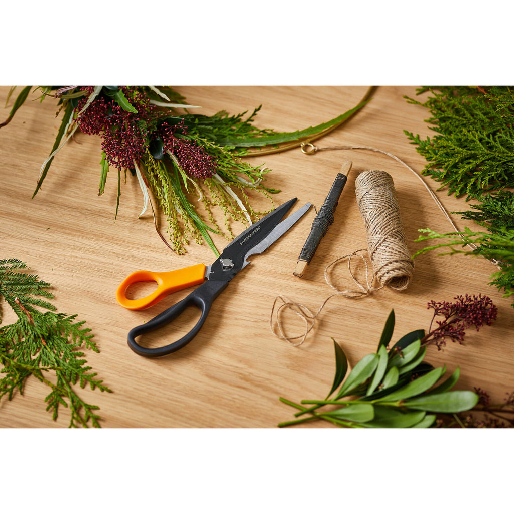 Мултифункционална ножица Fiskars Cuts+More - Nika.bg