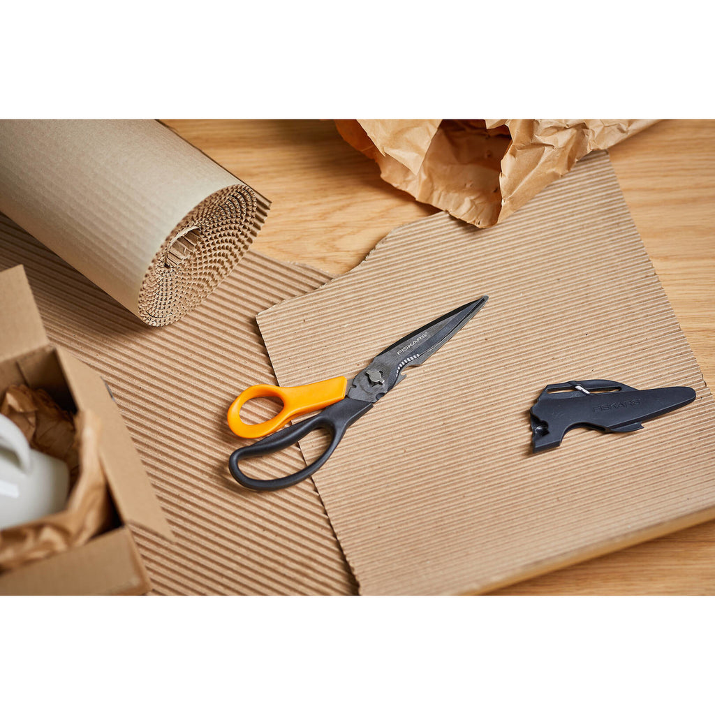 Мултифункционална ножица Fiskars Cuts+More - Nika.bg