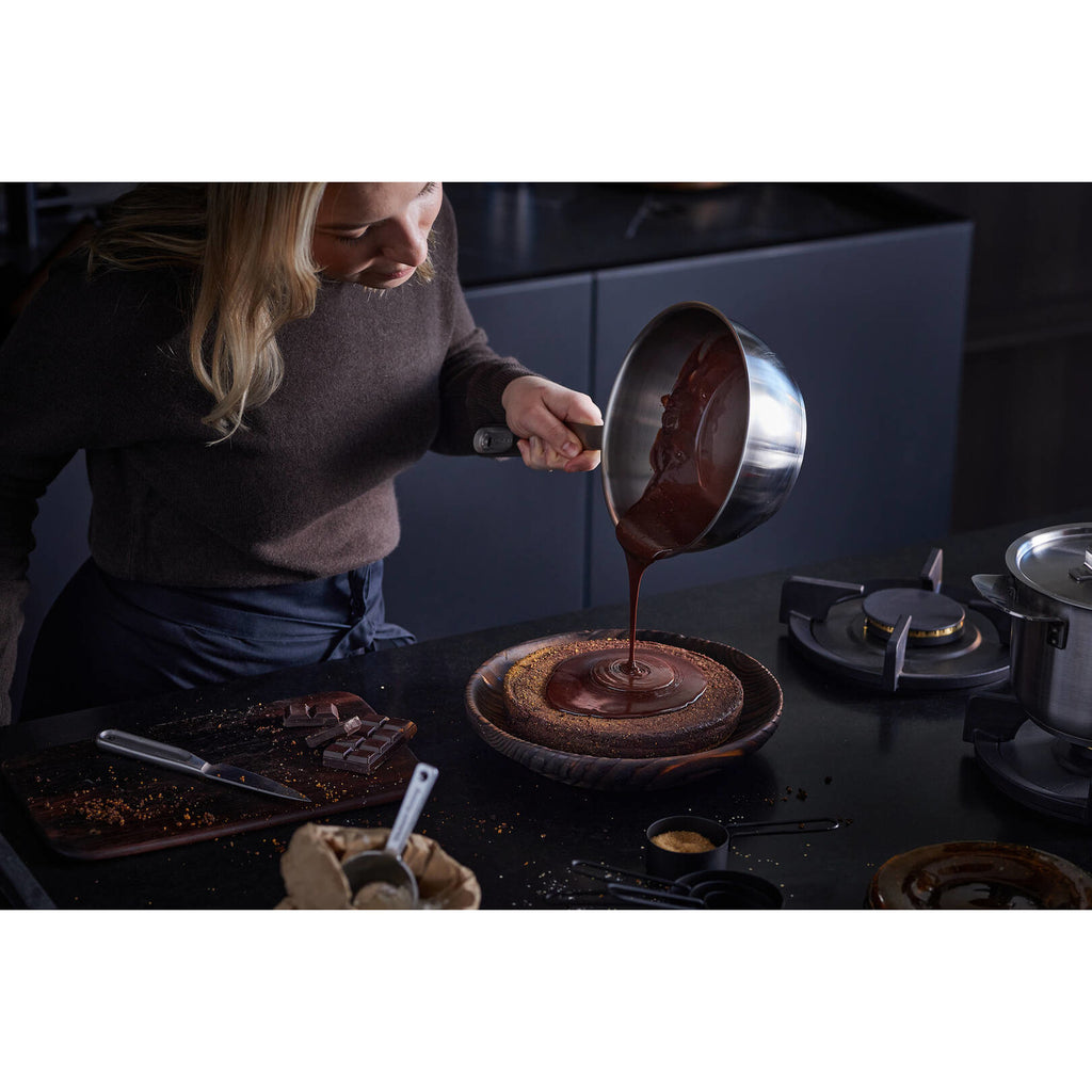 Тиган за сотиране Fiskars All Steel, 20 см. – неръждаем сотиращ тиган с дръжка, изсипване шоколадов сос върху десерт