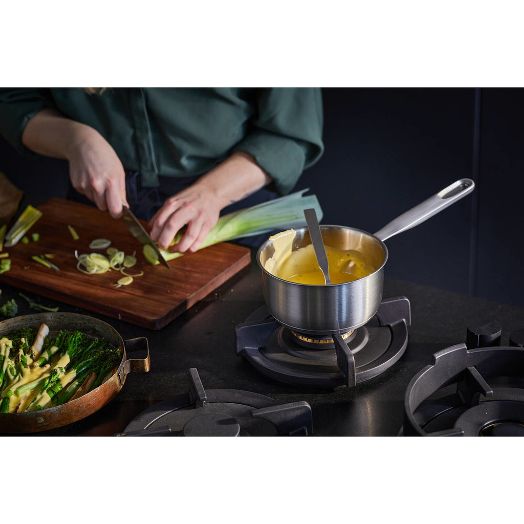 Касерола Fiskars All Steel, 1.5 литра от неръждаема стомана на котлон с капак и дълга дръжка, подходяща за сосове и малки порции