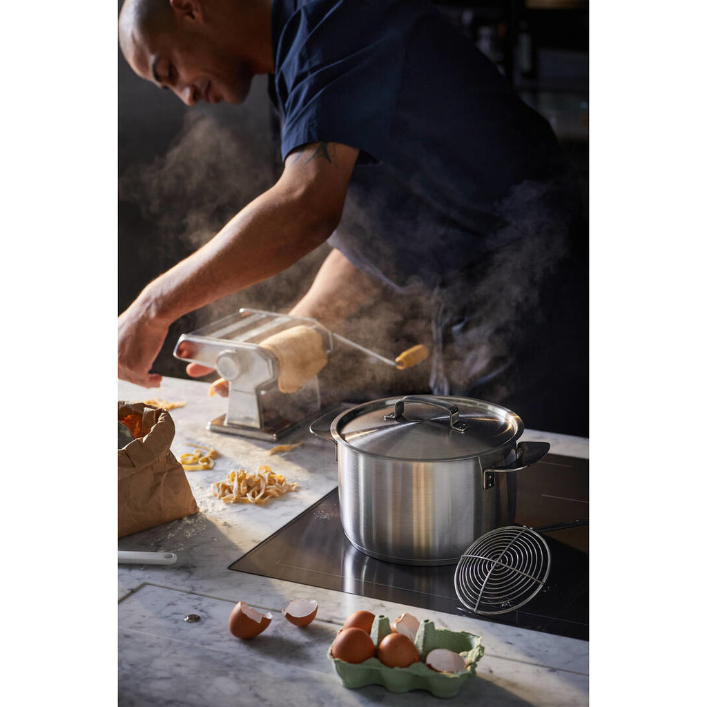 Тенджера Fiskars All Steel, 5.0 l от неръждаема стомана на индукционен котлон с плътен капак и ергономични дръжки