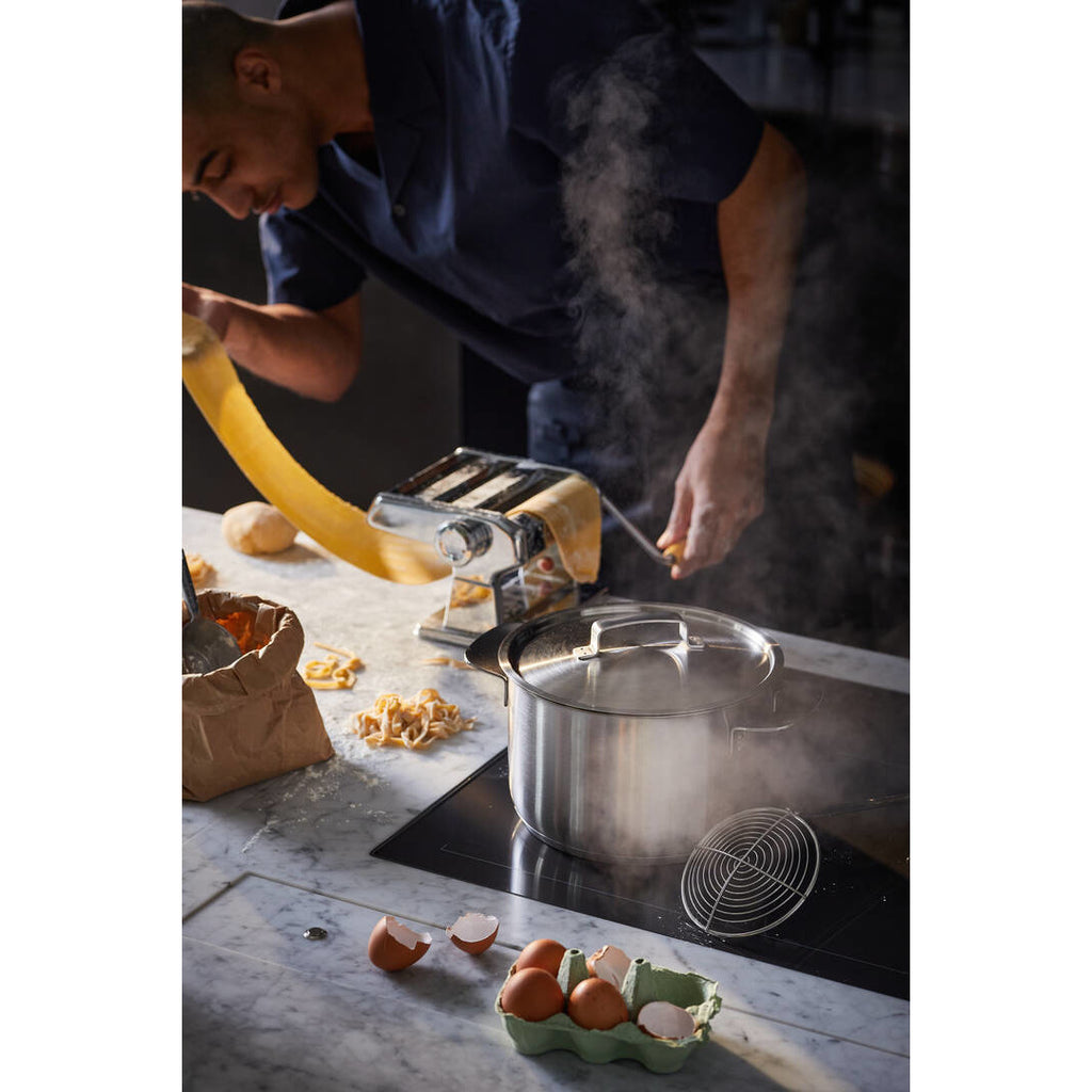 Тенджера Fiskars All Steel, 5.0 l на индукционен котлон с пара, готвене на паста и ръчен паста-машина
