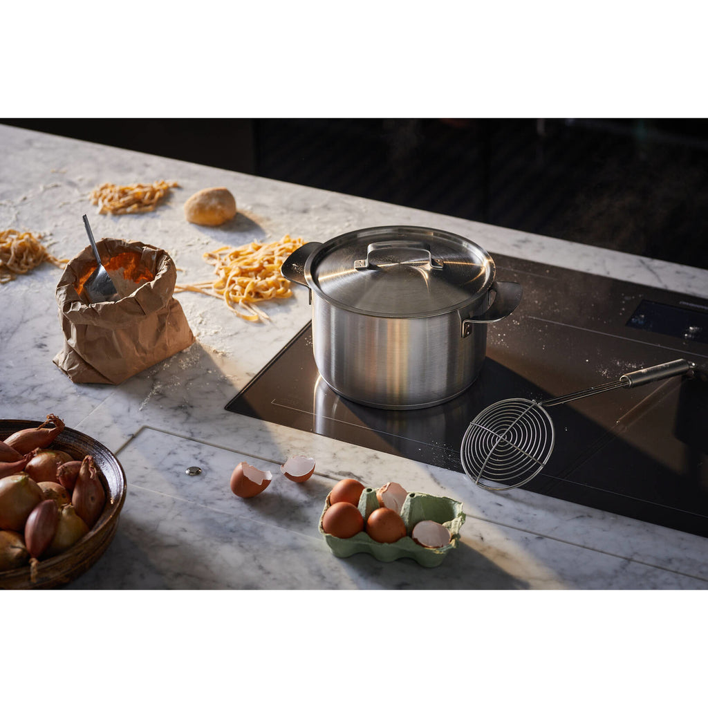 Тенджера Fiskars All Steel, 5.0 l на индукционен котлон с плътно прилепващ капак и ергономични дръжки