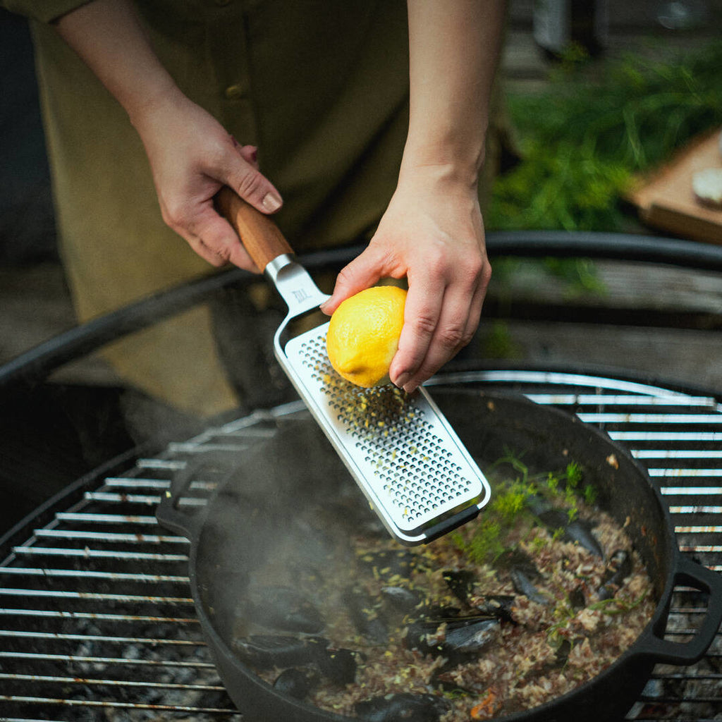 Чугунен гювеч Norden Grill Chef с капак, 30 см. - рендиране на лимон върху гювеч на открито барбекю