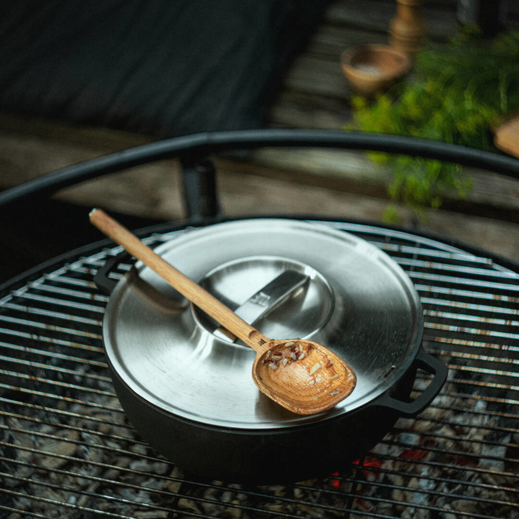 Чугунен гювеч Norden Grill Chef с капак, 30 см. на скара с метален капак и дървена лъжица