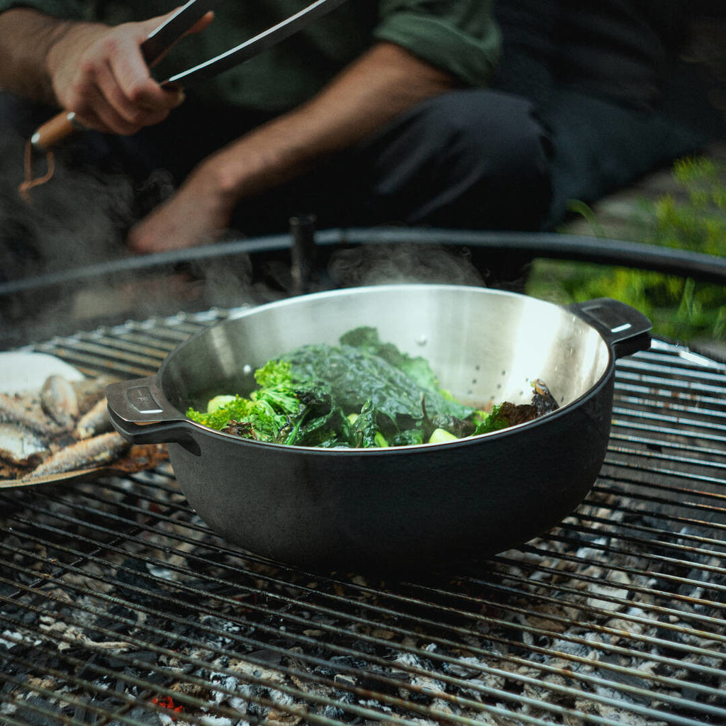 Чугунен гювеч Norden Grill Chef с капак, 30 см. на скара на открит огън с листни зеленчуци и пара