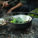 Чугунен гювеч Norden Grill Chef с капак, 30 см. на скара на открит огън с листни зеленчуци и пара