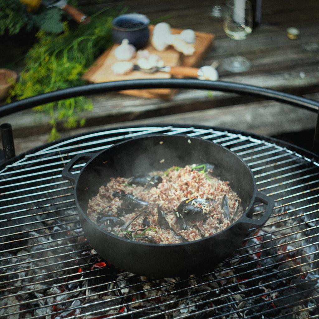 Чугунен гювеч Norden Grill Chef с капак, 30 см на барбекю с миди и ориз, външно готвене на открит огън
