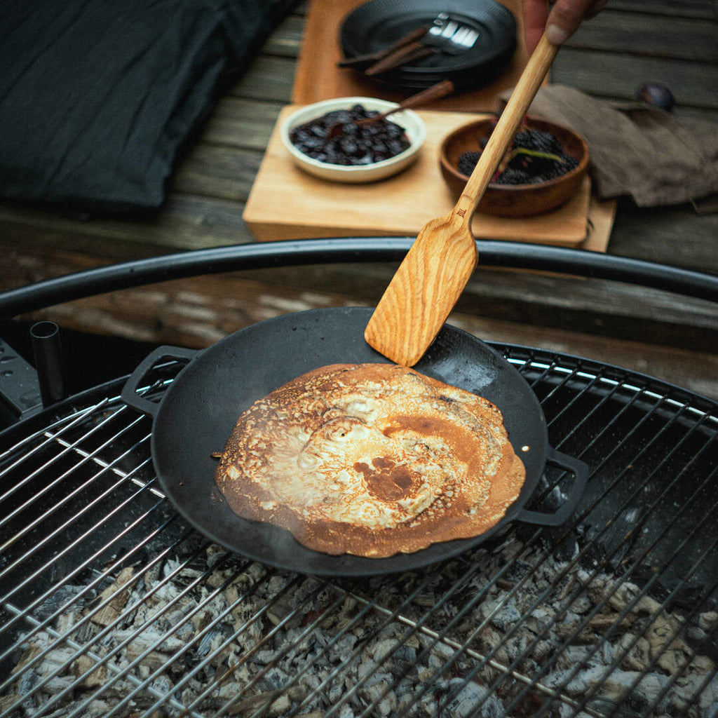 Чугунена плоча Norden Grill Chef, 30 см. с палачинка на скара и дървена шпатула