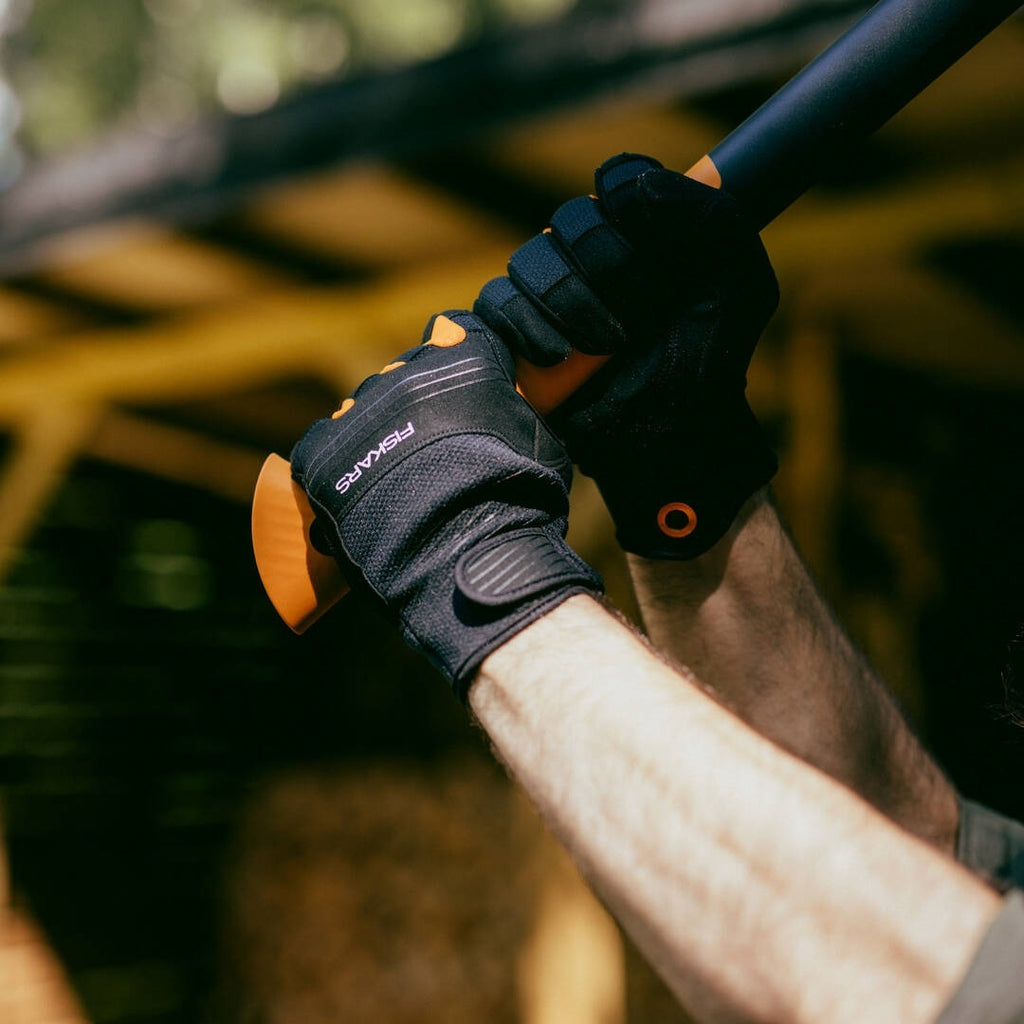 Защитни ръкавици FISKARS за работа с брадва и ръчни инструменти, размер 10 - Nika.bg