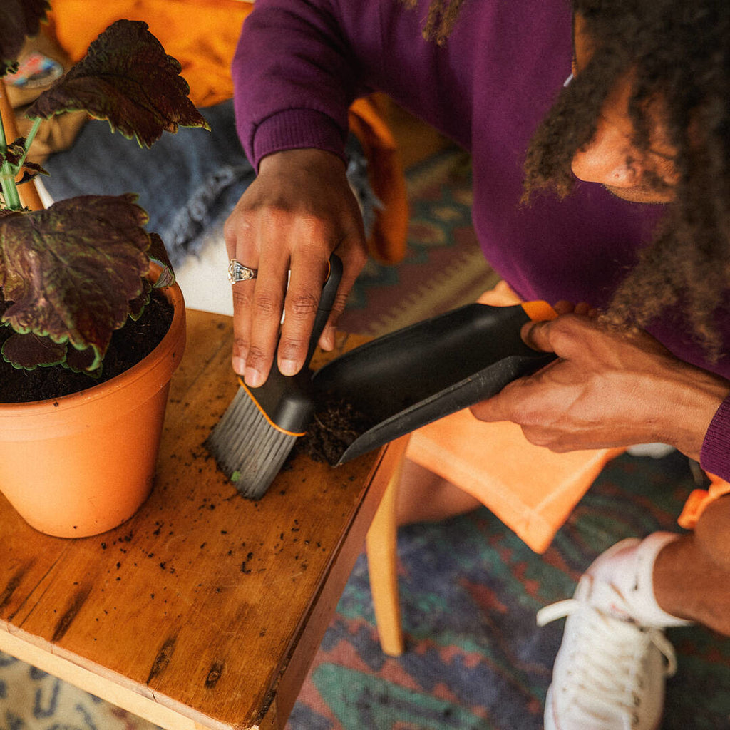 Комплект лопатка за засаждане и четка Fiskars Urban, 20.6 см